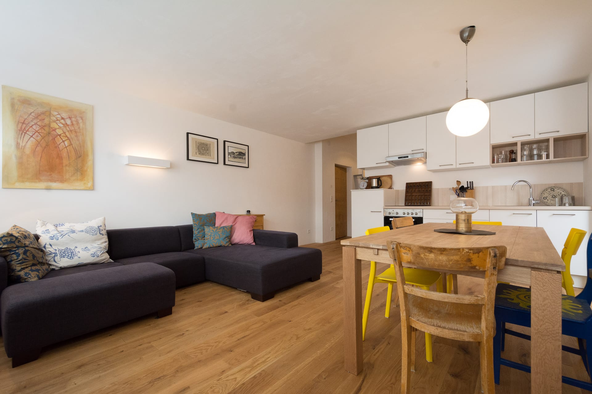 Möbliertes Business Apartment in Sankt Anton am Arlberg mit Wohnbereich und Küche