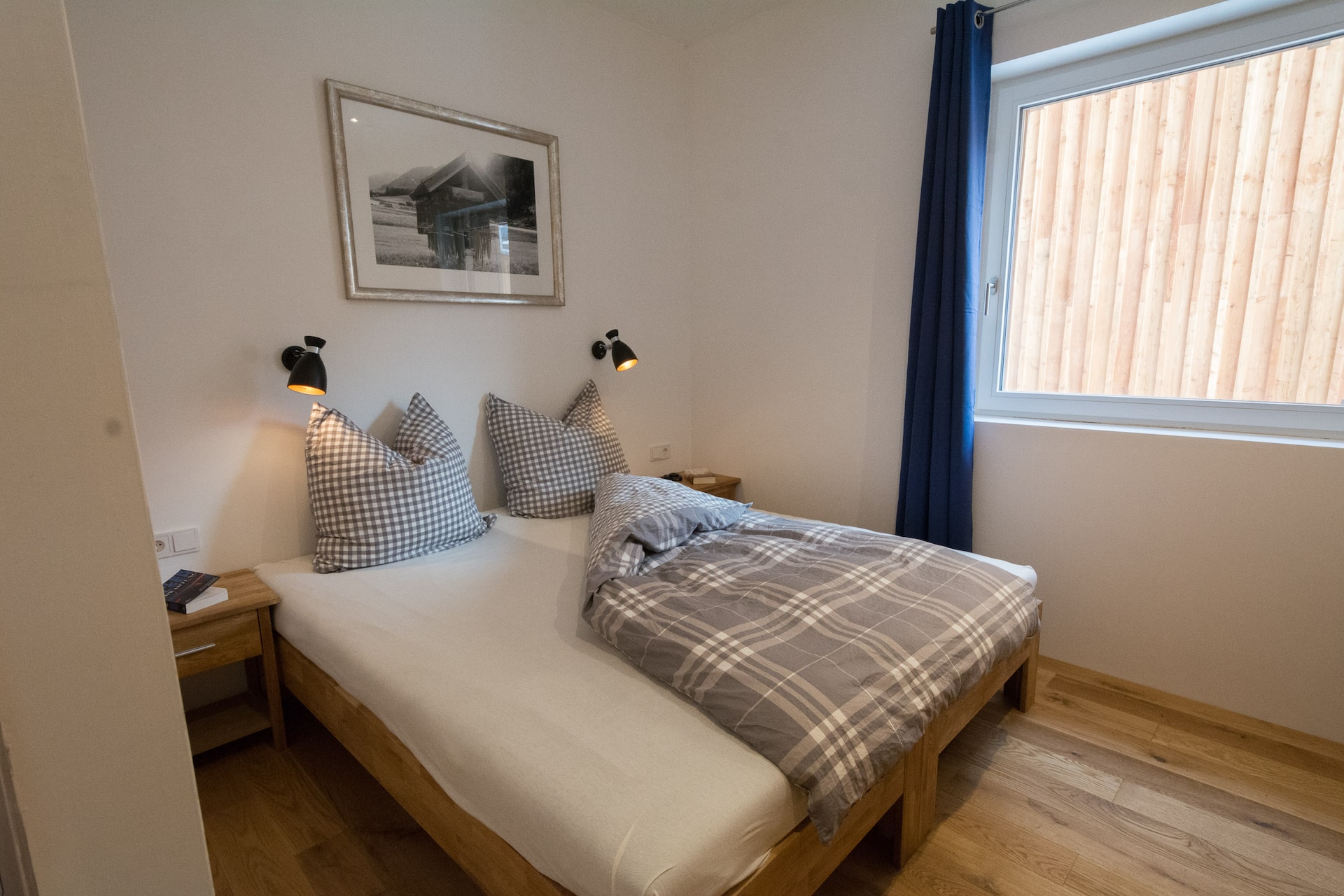 Wohnzimmer im Business Apartment Sankt Anton mit Schlafcouch