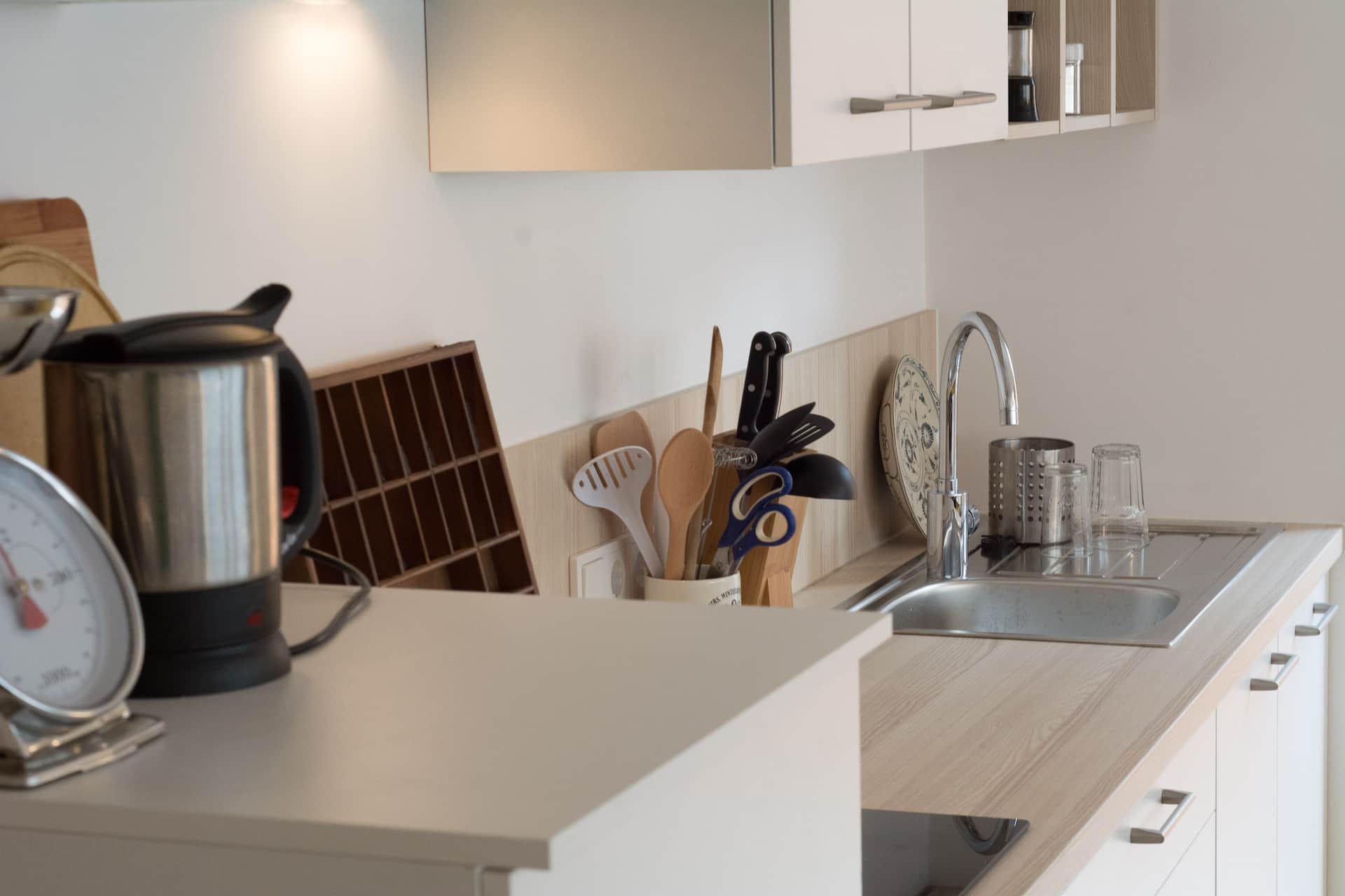 Schlafzimmer im Business Apartment Sankt Anton mit Doppelbett